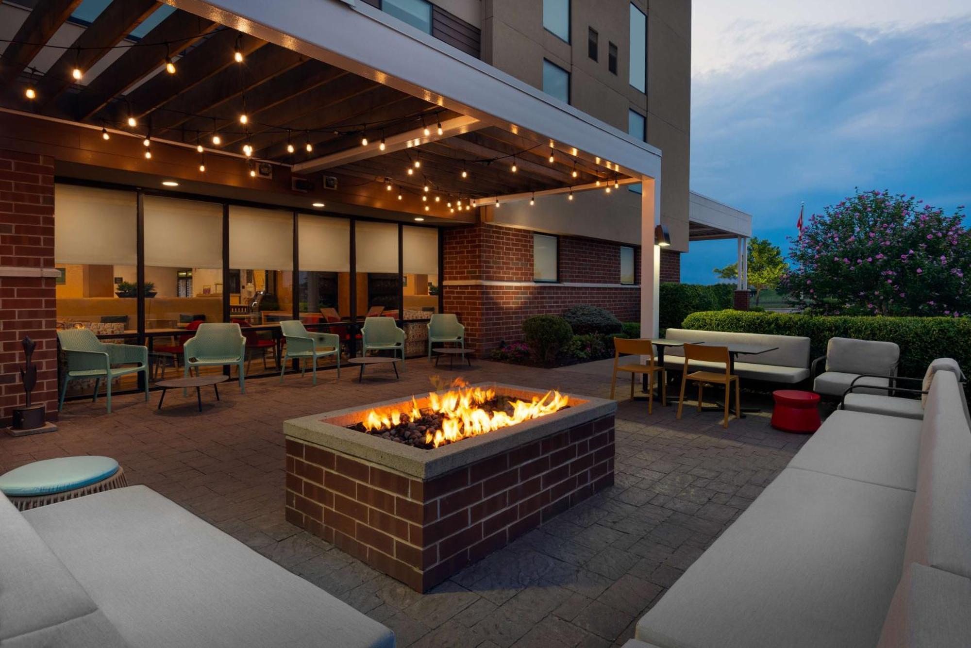 Home2 Suites By Hilton Buffalo Airport/ Galleria Mall Чіктоваґа Екстер'єр фото